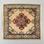 Tapete persa nain, decoração central geométrica em forma de roseta estrelada, composta por cartelas lobuladas com reservas florais, sobre campo liso marfim. Enquadramento por elementos angulares estilizados nos cantos e cercadura com repetição de painéis ogivais contendo motivos florais e folhagens. Medidas: Comp.: 105 x Larg.: 96 cm.