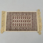 Tapete belga. Medidas: Comp.: 93 x Larg.: 51 cm.