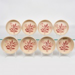 S.I.C. (Scuola Italiana Ceramica), Casale Monferrato - Itália. Elegante conjunto de tigelas circulares em majólica italiana da década de 1950/60; esmaltação vítrea de tonalidade creme, decorado com composição botânica manual em tom bordô, circundada por frisos relevados na própria pasta. Composto de oito(08) unidades. Marca da manufatura no verso. Medida: Alt.: 5 x Diam.: 18,5 cm.