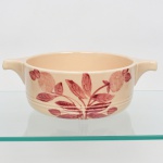 S.I.C. (Scuola Italiana Ceramica), Casale Monferrato - Itália. Elegante terrina com alças em majólica italiana da década de 1950/60; esmaltação vítrea de tonalidade creme, decorado com composição botânica manual em tom bordô, circundada por frisos relevados na própria pasta. Marca da manufatura no verso. Medida: Alt.: 9 x Comp.: 28,5 x Larg.: 21 cm.