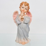 Escultura em resina moldada e policromada, representando anjo infantil em gesto de oração, com mãos unidas junto ao peito, portando cruz pendente. Traja veste longa com modelagem em pregas, asas posteriores em policromia. Medidas: