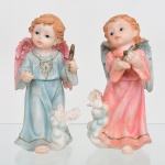 Duas(02) esculturas em resina moldada e policromada, representando figuras de anjos, apoiadas sobre base integrada em forma de nuvens, com elementos figurativos de aves. Um exemplar trajando veste azul com detalhes em douração e segurando estrela; outro com veste em tonalidade rosa, portando instrumento musical. Asas posteriores em policromia contrastante. Medidas: