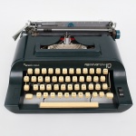 Máquina de escrever Remington 10Máquina de escrever de mesa, modelo Remington 10, fabricada pela Sperry Rand, com corpo em metal esmaltado, teclado alfanumérico com teclas em material plástico moldado e haste metálica, carro móvel com régua graduada e mecanismo de retorno manual por alavanca lateral. Sistema de impressão por barras de tipos convergentes, com fita bicolor montada em carretéis superiores. Tampa superior removível, com acesso ao conjunto mecânico interno. Sem garantias de funcionamento. Medidas: Alt.: x Comp.: x Larg.: