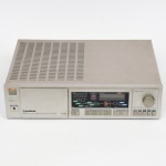 Receptor amplificador estéreo com sintonizador AM/FM, modelo R-343, marca Gradiente, fabricado no Brasil, Zona Franca de Manaus. Gabinete em metal, painel frontal com visor digital de frequência, indicadores luminosos, teclas de seleção de funções e estações pré-programadas, controle rotativo de volume e seletor de entradas. Equipado com entradas para múltiplas fontes (phono, tuner, tape), saída para fones de ouvido e conexões traseiras para caixas acústicas, antena AM/FM e alimentação elétrica com seletor de voltagem. Sistema de sintonia por quartz synthesized tuner. Acompanha cabo de alimentação e componentes acessórios. Estado de conservação com sinais de uso, oxidação superficial e marcas de manuseio. Não foi testado, sem garantias de funcionamento.