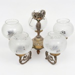 Lustre confeccionado em bronze e metal amarelo, contendo cinco luzes, braços em enrolamento vegetalista com extremo revirado para cima, cúpulas de formato globular achatado em meio cristal incolor, talhadas com motivos geométricos radiais estilizados, organizados com friso contínuo ao redor do bojo. Medidas: Lustre: Alt.:29 x Diam.: 41 cm; Cúpula: Alt.: 11 x Diam.: 14 cm. Apresentes resquício de douramento, necessita ser refeito.