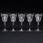 Belíssimo conjunto de taças de pé alto, para ....., executado em cristal europeu, diáfano e incolor; bojo obcônico, borda ligeiramente evertida, gravado com flores e faixa contínua de motivo vegetalista , haste tubular com anel intermediário e base circular. Composto de cinco(05) unidades. Medidas: Alt.: x Diam.: