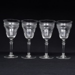 Belíssimo conjunto de taças de pé alto, para ....., executado em cristal europeu, diáfano e incolor; bojo obcônico, borda ligeiramente evertida, gravado com flores e faixa contínua de motivo vegetalista , haste tubular com anel intermediário e base circular. Composto de quatro(04) unidades. Medidas: Alt.: x Diam.: