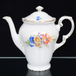 Springer & Co, EPIAG - Checoslováquia(Fundada entre 1918 e 1920 a partir de fábricas nos arredores de Carlsbad). Excepcional bule para café em porcelana tcheca da década de 1920. Esmaltagem vítrea na cor branca, corpo piriforme alongado, assentado sobre base circular moldada com movimento ondulatório, orlas circundadas por faixa contendo frisos e enrolamentos relevados na própria pasta; faces decoradas com bela composição botânica em estampagem policromada, predominando as tonalidades amarelo, ocre, azul, coral, verde e marsala; contornos ornamentados com aplicação de filetes em douradura; tampa ligeiramente abaulada encimada por puxador com feitio de pião, bico vertedor curvilíneo, alça lateral modelada em voluta. Marca da manufatura no verso. Medidas: Alt.: 18,5 x Comp.: 21 x Larg.: 12 cm. (A Springer & Co de Elbogen na Boêmia foi formada na década de 1880 e encerrou suas atividades em 1945. Ela foi uma das fábricas fundadoras originais da OEPIAG (mais tarde EPIAG), que era uma associação de olarias formadas pelo governo de Viena em 1918 para promover a venda de cerâmica e porcelana da Boêmia. Foi inicialmente denominado OEPIAG, um acrônimo para Österreichische Porzellan Industrie AG ou Austrian Porcelain Industry, mas foi alterado para EPIAG - Erste Böhemische Porzellan Industrie AG que significa Primeira Indústria de Porcelana da Boêmia - em 1920 após a independência da Checoslováquia).