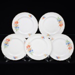 Springer & Co, EPIAG - Checoslováquia(Fundada entre 1918 e 1920 a partir de fábricas nos arredores de Carlsbad). Excepcional conjunto de pratos rasos em porcelana tcheca da década de 1920. Esmaltagem vítrea na cor branca, decorada com bela composição botânica em estampagem policromada, predominando as tonalidades amarelo, ocre, azul, coral, verde e marsala, dispostas em agrupamento lateral e pequenos ramos distribuídos pela aba; orla delimitada por faixa contendo frisos e enrolamentos relevados na própria pasta; borda recortada com contorno ornamentado com aplicação de filete em douradura. Marca da manufatura no verso. Composto de cinco(05) unidades. Medida: Diam.: 24 cm. (A Springer & Co de Elbogen na Boêmia foi formada na década de 1880 e encerrou suas atividades em 1945. Ela foi uma das fábricas fundadoras originais da OEPIAG (mais tarde EPIAG), que era uma associação de olarias formadas pelo governo de Viena em 1918 para promover a venda de cerâmica e porcelana da Boêmia. Foi inicialmente denominado OEPIAG, um acrônimo para Österreichische Porzellan Industrie AG ou Austrian Porcelain Industry, mas foi alterado para EPIAG - Erste Böhemische Porzellan Industrie AG que significa Primeira Indústria de Porcelana da Boêmia - em 1920 após a independência da Checoslováquia).