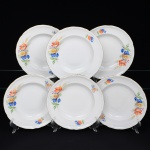 Springer & Co, EPIAG - Checoslováquia(Fundada entre 1918 e 1920 a partir de fábricas nos arredores de Carlsbad). Excepcional conjunto de pratos fundos em porcelana tcheca da década de 1920. Esmaltagem vítrea na cor branca, decorada com bela composição botânica em estampagem policromada, predominando as tonalidades amarelo, ocre, azul, coral, verde e marsala, dispostas em agrupamento lateral e pequenos ramos distribuídos pela aba; orla delimitada por faixa contendo frisos e enrolamentos relevados na própria pasta; borda recortada com contorno ornamentado com aplicação de filete em douradura. Composto de seis(06) unidades. Marca da manufatura no verso. Medida: Diam.: 23 cm. (A Springer & Co de Elbogen na Boêmia foi formada na década de 1880 e encerrou suas atividades em 1945. Ela foi uma das fábricas fundadoras originais da OEPIAG (mais tarde EPIAG), que era uma associação de olarias formadas pelo governo de Viena em 1918 para promover a venda de cerâmica e porcelana da Boêmia. Foi inicialmente denominado OEPIAG, um acrônimo para Österreichische Porzellan Industrie AG ou Austrian Porcelain Industry, mas foi alterado para EPIAG - Erste Böhemische Porzellan Industrie AG que significa Primeira Indústria de Porcelana da Boêmia - em 1920 após a independência da Checoslováquia).