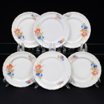 Springer & Co, EPIAG - Checoslováquia(Fundada entre 1918 e 1920 a partir de fábricas nos arredores de Carlsbad). Excepcional conjunto de pratos para sobremesa em porcelana tcheca da década de 1920. Esmaltagem vítrea na cor branca, decorada com bela composição botânica em estampagem policromada, predominando as tonalidades amarelo, ocre, azul, coral, verde e marsala, dispostas em agrupamento lateral e pequenos ramos distribuídos pela aba; orla delimitada por faixa contendo frisos e enrolamentos relevados na própria pasta; borda recortada com contorno ornamentado com aplicação de filete em douradura. Marca da manufatura no verso. Composto de seis(06) unidades. Medida: Diam.: 19 cm. (A Springer & Co de Elbogen na Boêmia foi formada na década de 1880 e encerrou suas atividades em 1945. Ela foi uma das fábricas fundadoras originais da OEPIAG (mais tarde EPIAG), que era uma associação de olarias formadas pelo governo de Viena em 1918 para promover a venda de cerâmica e porcelana da Boêmia. Foi inicialmente denominado OEPIAG, um acrônimo para Österreichische Porzellan Industrie AG ou Austrian Porcelain Industry, mas foi alterado para EPIAG - Erste Böhemische Porzellan Industrie AG que significa Primeira Indústria de Porcelana da Boêmia - em 1920 após a independência da Checoslováquia).