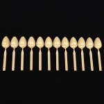 Belíssimo conjunto de colheres para café confeccionadas em metal, dotadas de profusa ornamentação em douradura; lâmina com dorso serrilhado, cabo relevado com decoração geométrica repetitiva em recortes simétricos losangulares e formas estilizadas, inseridos em campo texturizado. Fabricação coreana, marca da manufatura no verso. Composto de doze(12) unidades. Med.: Comp. 12 cm.