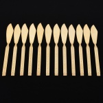 Belíssimo conjunto de facas para sobremesa confeccionadas em metal, dotadas de profusa ornamentação em douradura; lâmina com dorso serrilhado, cabo relevado com decoração geométrica repetitiva em recortes simétricos losangulares e formas estilizadas, inseridos em campo texturizado. Fabricação coreana, marca da manufatura no verso. Composto de treze(13) unidades. Med.: Comp. 16,5 cm.