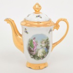 Porcelana Real, Mauá - SP(Fundada em 1943 por Fritz Erwin Schmidt). Bule para café em porcelana nacional da década de 1950/60; esmaltação vítrea de tonalidade branca, corpo oval alongado sobre base circular recortada, bico vertedor curvilíneo de ponta recortada, tampa abaulada encimada por puxador com feitio de fruto, asa lateral em grande voluta; decoração composta por reserva oval com cena galante de tradição rococó, representando casal em paisagem, associadas a ramagens florais esparsas aplicadas em estampagem policromada; bordas, bico, asa, friso superior e base integralmente recobertos por generosa douração. Marca da manufatura no verso. Medidas: Alt.: 19 x Comp.: 18,5 x Larg.: 10 cm. Apresenta duas pequenas quebraduras na borda interna da boca.