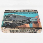BRINQUEDO ANTIGO. Estrela / Manufatura Estrela S.A., Brasil - Ferrorama XP 500, década de 1970/80. Conjunto de trem elétrico em escala com acessórios e caixa original. Composto por locomotiva elétrica e vagão de passageiros em material plástico moldado, trilhos modulares curvos e retos, elementos de desvio, cancela com mecanismo, ponte, rampa e acessórios diversos. Sistema de acoplamento automático entre carros. Componentes acondicionados em berço interno de material isopor, com caixa de papelão ilustrada original. Locomotiva com corpo em plástico injetado, detalhamento de grelhas, janelas e pantógrafos superiores. Vagão de passageiros com janelas em série e cobertura com relevos. Trilhos em plástico com insertos metálicos. Acessórios estruturais em plástico moldado. Embalagem no estado, colada com fita adesiva transparente nas áreas rasgadas. Estado de conservação conforme fotografias.