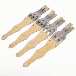 Conjunto de quatro(04) dobradiças de cinta para portão, em latão e ferro/aço, com articulação por eixo passante rebitado. Cada peça composta por lâmina inferior em latão recortado em perfil alongado com extremidade afilada e perfurações para fixação aparafusada, articulada a chapa superior em metal ferroso formando dobradiça de dois nós; elemento terminal com prolongamento bifurcado dotado de fenda longitudinal, destinado ao encaixe em pino ou suporte fixo. Tipologia correspondente a dobradiça de cinta de grande formato para folhas de portão ou porta de madeira, com fixação aparente. Medidas: