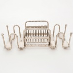 DARTISAN. Organizador de talheres para buffet confeccionado em metal prateado. Med.: Alt. 11,5 x Comp. 31 x Larg. 15 cm.