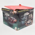 Panela para preparo de bolo/pudim em alumínio polido, manufatura da Alumínio Brilhante Ltda., Brasil, corpo cilíndrico, tampa ajustada com pomo superior em material sintético, duas alças laterais fixadas por suportes metálicos. Conjunto acondicionado em caixa original litografada com indicação jogo para bolo e pudim. Estado de conservação: sinais de uso; riscos e marcas no alumínio; leve desgaste nas alças; caixa com avarias, amassados e rasgos.