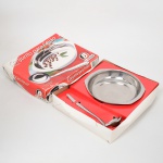 Conjunto para feijão composto por travessa e concha em aço inoxidável, com acabamento polido, acondicionado em estojo original identificado Bianox. Estado conforme fotografias. Medidas: