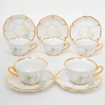 Porcellana Mauá, Mauá - SP(Fundada em 1937 por Fritz Erwin Schmidt / ativa até 1968). Conjunto de xicaras para chá em porcelana nacional da década de 1950/60, esmaltação branca, decorada com composição floral em estampagem policromada, bordas e alça lateral integralmente recobertos com douradura. Marca da manufatura ao fundo. Composto de seis(06) unidades. Medidas: