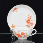 Jean Haviland, Limoges - França. Belíssima xícara para chá executada em porcelana francesa da década de 1950/60; esmaltagem vítrea na cor branca, bojo hemisférico assente sobre base circular, dotada de decoração em estampagem policromada, composta por ramagens florais estilizadas, predominando as tonalidades coral, marsala e amarelo, borda contornada por friso em douradura, alça lateral em voluta com nó intermediário, padrão decorativo replicado no pires e no prato. Marca da manufatura no verso. Medidas: Xícara: Alt.: 4,5 x Comp.: 11,5 x Larg.: 9,5 cm.