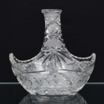 Antigo cesto oval em cristal europeu, diáfano e incolor, profusamente lapidado com caneluras, estrelinhas e facetas ovais, fundo estrelado. Med.: Alt.  x Comp. x Larg.  cm.