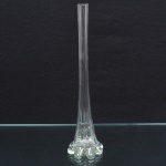 Solifleur em vidro incolor moldado, corpo tubular alongado com paredes verticais, base alargada com formação lobulada e ressaltos circulares moldados, transição inferior com nervuras verticais contínuas. Medidas: