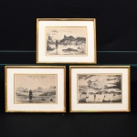 Três(03) gravuras em preto e branco, representando vistas litorâneas com embarcações, enseadas e formações montanhosas, remetendo à paisagem da Baía de Guanabara, no Rio de Janeiro. Acondicionadas em molduras de madeira com acabamento dourado, acompanhadas de paspatur. Medidas: Comp.: x Larg.: