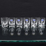 BOHEMIA. Conjunto de seis(06) copos em cristal prensado, corpo cilíndrico e base espessa com relevo moldado em ondulações, marca aplicada em etiqueta. Medidas:
