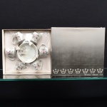 Conjunto para café em porcelana, composto por seis(06) xícaras com alças laterais e pires correspondentes, acondicionado em embalagem original; decoração floral aplicada por transferência (decalque) sob vidrado, representando flores em tons de rosa e folhas em verde, distribuídas nas paredes externas das xícaras e nos centros dos pires. Bordas com filete em douradura. Acondicionado em caixa com berço interno moldado e proteção plástica. Tampa com identificação do fabricante Porcelana Schmidt S.A..