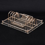 Elegante porta-talher confeccionado em metal espessurado à prata,  estrutura tubular contendo diversas divisórias, base retangular de acrílico transparente, assente sobre quatro pés esféricos. Comporta 12 facas de mesa, 12 garfos de mesa, 12 garfos de sobremesa, 12 colheres de mesa e 13 colheres de sobremesa. Sem uso, ainda com embalagem de tecido original. Med.: Alt. x Comp.  x Larg.  cm.