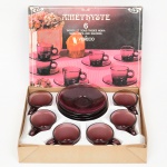 Conjunto para café tipo moka composto por seis(06) xícaras em vidro translúcido de coloração ametista, com bojo cilíndrico, alça lateral aplicada e pires circulares. Acondicionado em estojo original identificado Améthyste  VERECO. Medidas: