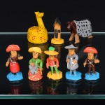 ARTE POPULAR. Conjunto de oito(08) miniaturas em barro representando personagens da cultura nordestina; figuras artesanais em barro pintadas à mão, representando personagens típicos do imaginário popular nordestino, como cangaceiros, vaqueiros, beatos e uma representando possível alusão ao Bumba Meu Boi. Com trajes coloridos, cada personagem carrega elementos que remetem ao cotidiano, à fé e às tradições do Sertão. Embora não identificadas com assinatura visível, o estilo remete claramente à escola de ceramistas do Alto do Moura (Caruaru, PE), possivelmente discípulos ou contemporâneos de Mestre Vitalino e outros artistas locais. Altura média: cm.