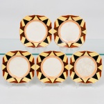 J & G Meakin, Staffordshire - Inglaterra(Fundada em 1851). Conjunto de pratos para pão ou doce em faiança inglesa da década de 1930, padrão "SOL". Formato quadrangular, de quinas levemente chanfradas, bordo recortado em ondulações; esmaltação de tom marfim, dotado de rica decoração Art Déco, contendo composição geométrica radial na aba, formada por reservas triangulares alternadas em esmalte de tonalidade preta, marrom e amarelo-creme, dispostas em sequência contínua. Centro circundado por frisos concêntricos em tom laranja e mostarda, este último se replica no contorno da borda. Marca da manufatura no verso. Composto de cinco(05) unidades. Medida: Diam.: 17 cm. Estado de conservação conforme fotografias. Apresentam manchas do tempo.