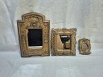Lote de 3 pequenos espelhos com molduras em resina. Medindo o maior 28cm x 19cm.  O pequeno está com o espelho quebrado.