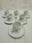 Jogo de 6 xícaras de café em porcelana Schmidt floral com friso prata. Medindo 5cm x 5,5cm de altura.