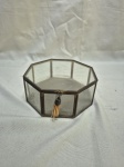Linda caixa facetada em vidro, vitrine com tampo e laterais em vidro, acabamemtos em metal. Medindo 16cm x 6cm de altura.
