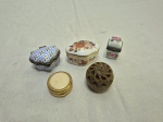 Lote de 5 caixas decorativas, sendo em porcelana, metal e resina. Medindo a maior 5,5cm x 4cm x 2,5cm de altura.