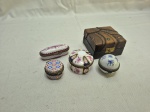 Lote de 5 caixas decorativas, sendo em porcelana e madeira. Medindo a maior 8cm x 8cm x 4,5cm de altura.