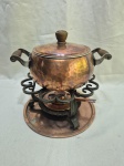 Lindo conjunto para fondue, sendo a panela, presentuir e fogareiro em cobre e rechaud em ferro. Medindo o conjunto 20cm de altura.