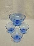Conjunto de bowl com 3 cumbucas em cristal azul canelado. Medindo o bowl 20,5cm x 10,5cm de altura, cumbucas 9,5cm x 6,5cm de altura. Com pequenos bicados e leve batida.