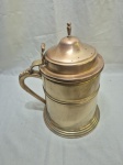 Lindo e antiga caneca com tampa, tankard em bronze. Medindo 16,5cm x 20cm de altura.