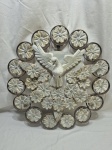 Linda imagem de pomba do espírito santo em madeira com patina branca e acabamento em metal. Medindo 52cm de diâmetro.