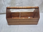 Antiga cesta de ferramentas em madeira com 2 divisões. Medindo 37cm x 18,5cm x 21cm de altura.