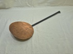 Grande e antiga espátula em cobre com alça em ferro. Medindo 18cm de diâmetro x 53cm de comprimento. Com mossa.