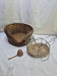 Lote de porta ovos na forma de galinha, cesta e pegador de ovos. Medindo a cesta 34cm x 16cm de altura.