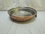 Forma redonda em cobre com alças em metal. Medindo 31cm x 7cm de altura.