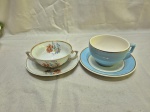 Lote de 2 xícaras de chá em porcelana, para coleção. Medindo a azul 10cm x 7cm de altura.