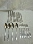 Parte de faqueiro com 20 peças em aço inox Night Rosten. Composto de 3 facas de mesa, 4 colheres de sopa, 7 facas de sobremesa e 6 garfos de sobremesa.