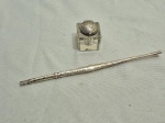 Conjunto de pena e tinteiro em prata de lei, recipiente em cristal. Necessita da ponteira da pena. Medindo 18,5cm de comprimento. Pesango a pena 7 gramas.